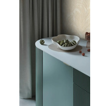 Dekorative Anrichte mit Schale und grün-gestreiften Kugeln auf einer Unterlage.