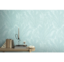 Nahaufnahme einer Wand mit Tapete mit Blattmuster