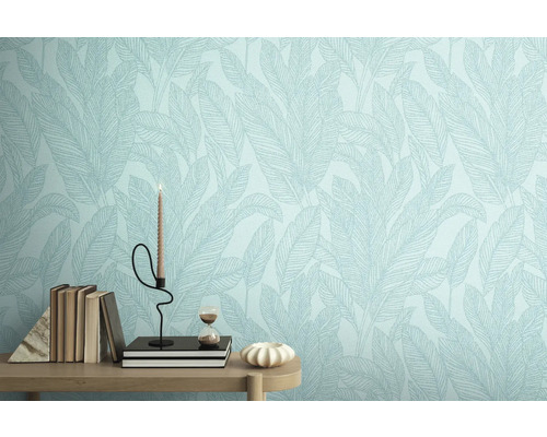 Nahaufnahme einer Wand mit Tapete mit Blattmuster