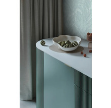 Dekoratives Sideboard mit Schale und Kugeln als Raumgestaltungselement.