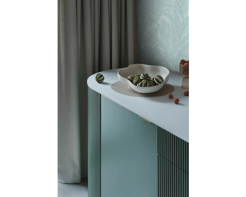 Dekoratives Sideboard mit Schale und Kugeln als Raumgestaltungselement.