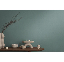 Nahaufnahme einer Wand mit einer texturierten Tapete, die eine ruhige und natürliche Atmosphäre schafft