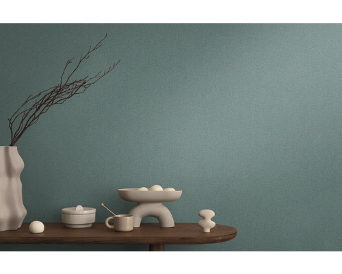 Nahaufnahme einer Wand mit einer texturierten Tapete, die eine ruhige und natürliche Atmosphäre schafft