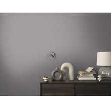 Dekoratives Zimmer mit Textiltapete und Kommode