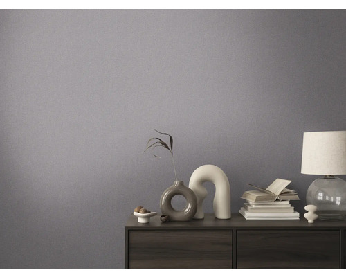 Dekoratives Zimmer mit Textiltapete und Kommode