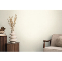 Wohnszene mit Beistelltisch, Vase mit Trockenblumen und Sessel