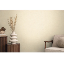 Dekoratives Interieur mit Kommode, Vase mit Trockenblumen und Sessel