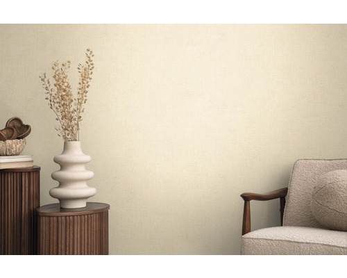 Dekoratives Interieur mit Kommode, Vase mit Trockenblumen und Sessel