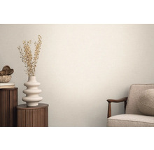 Wohnraum mit Vase und Armlehnstuhl