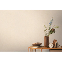 Nahaufnahme einer strukturierten Tapete neben einem Tisch mit Dekorationen