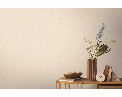 Nahaufnahme einer strukturierten Tapete neben einem Tisch mit Dekorationen