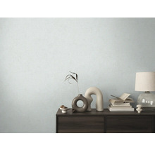 Wohnraum mit gemusterter Tapete und Kommode mit dekorativen Elementen.