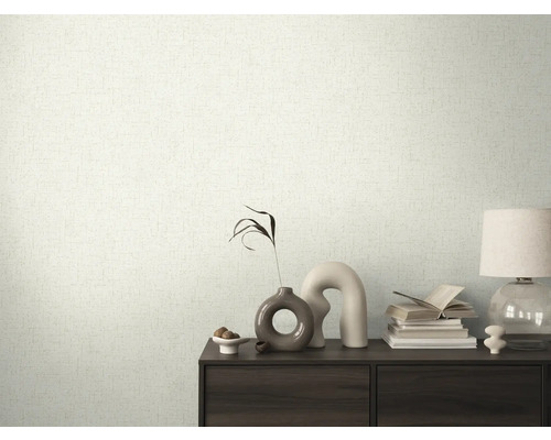 Wandgestaltung mit hell gemusterter Tapete und dunklem Holzschrank mit Dekorationen