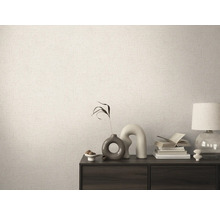 Dekoratives Zimmer mit gemusterter Tapete und dunklem Holzschrank