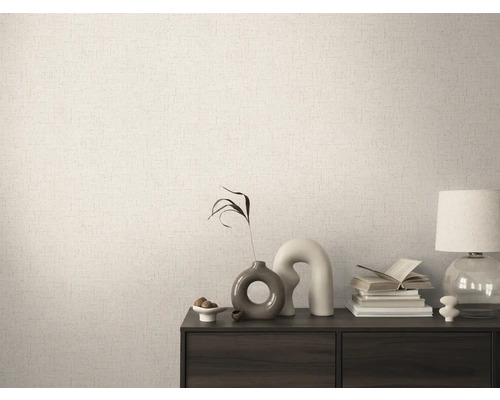 Dekoratives Zimmer mit gemusterter Tapete und dunklem Holzschrank