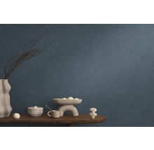 Dekorative Tapete mit Textilmuster im Wohnraum