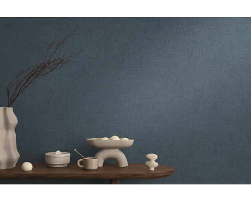 Dekorative Tapete mit Textilmuster im Wohnraum