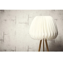 Stehlampe mit plissiertem Schirm und Holzfuß