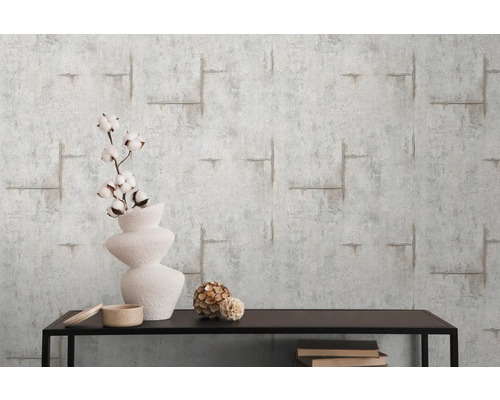 Tapete in Betonoptik mit Regal und Dekoration