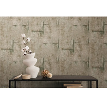 Dekoratives Zimmer mit gemusterter Tapete, Vase und Tisch