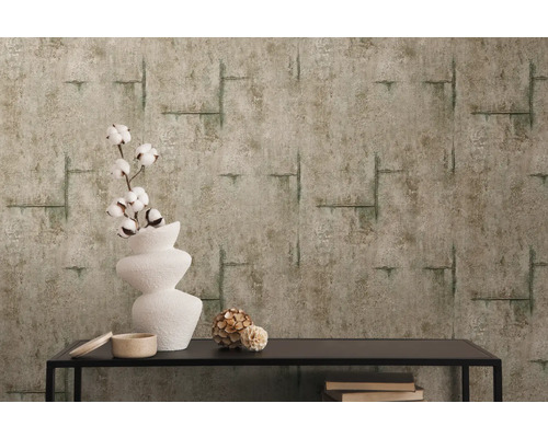 Dekoratives Zimmer mit gemusterter Tapete, Vase und Tisch