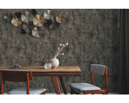 Dekoratives Esszimmer mit gemusterter Tapete, Holztisch und Stühlen.