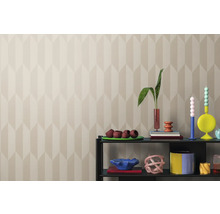 Innenaufnahme eines Raumes mit einer gemusterten Tapete und einem Regal mit Dekorationsgegenständen