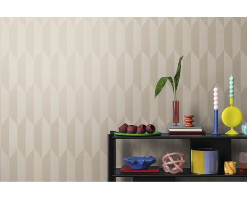 Innenaufnahme eines Raumes mit einer gemusterten Tapete und einem Regal mit Dekorationsgegenständen