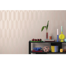 Dekorative Artikel auf einem Regal vor einer Wand mit geometrischem Muster