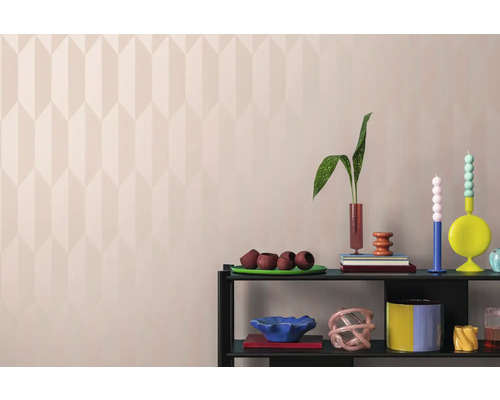 Dekorative Artikel auf einem Regal vor einer Wand mit geometrischem Muster