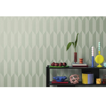 Innenraum mit geometrischer Tapete und Regal mit Dekorationsgegenständen