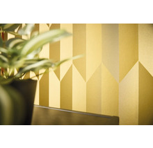 Nahaufnahme einer Wand mit geometrischem Tapetenmuster.