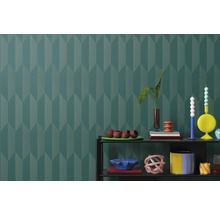 Gemustertes Wohnzimmer mit Regal und Dekoration vor gemusterter Tapete