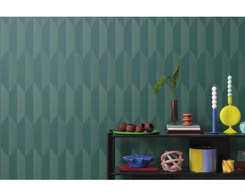 Gemustertes Wohnzimmer mit Regal und Dekoration vor gemusterter Tapete