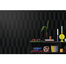 Wandgestaltung mit geometrischem Muster und dekorativen Elementen auf einem Regal