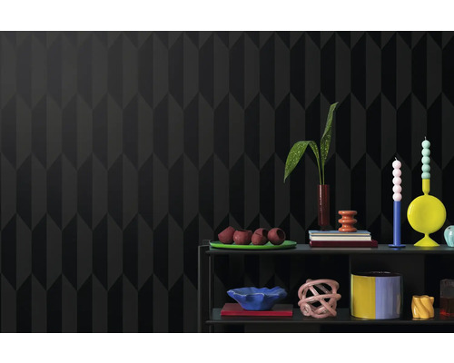 Wandgestaltung mit geometrischem Muster und dekorativen Elementen auf einem Regal