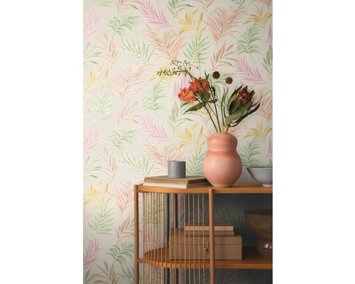 Raumansicht mit Tapete mit Blätterdesign und Holzregal mit Dekorationsgegenständen