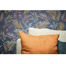 Dekorative Tapete mit Blätterdesign und Kissen im Vordergrund.