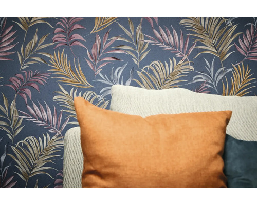 Dekorative Tapete mit Blätterdesign und Kissen im Vordergrund.