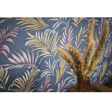 Nahaufnahme einer dunkelgrauen Tapete mit einem Muster aus rosa, braunen und weißen Blättern