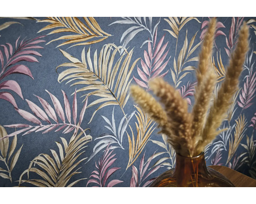 Nahaufnahme einer dunkelgrauen Tapete mit einem Muster aus rosa, braunen und weißen Blättern