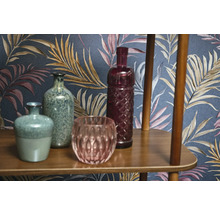 Dekorative Vasen und Glasobjekte auf einem Holzregal vor einer gemusterten Tapete