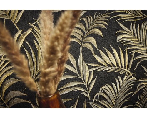 Nahaufnahme einer schwarzen Tapete mit goldenem Palmenblattmuster