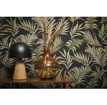 Dekorative Szene mit Tischleuchte, Vase und gemusterter Tapete