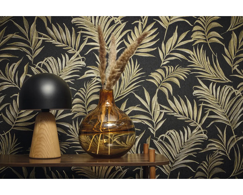 Dekorative Szene mit Tischleuchte, Vase und gemusterter Tapete