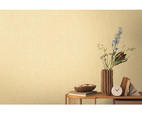 Helle Tapete mit subtiler Textur, kombiniert mit dekorativen Elementen auf einem Tisch