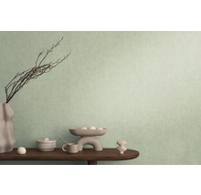 Dekorative Gegenstände auf einem Tisch vor einer Wand