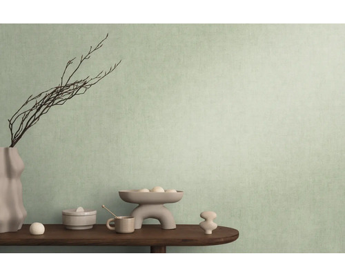 Dekorative Gegenstände auf einem Tisch vor einer Wand