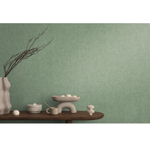 Dekorative grüne Vliestapete im Wohnzimmer mit Tischdekoration