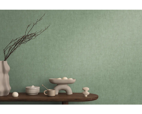 Dekorative grüne Vliestapete im Wohnzimmer mit Tischdekoration